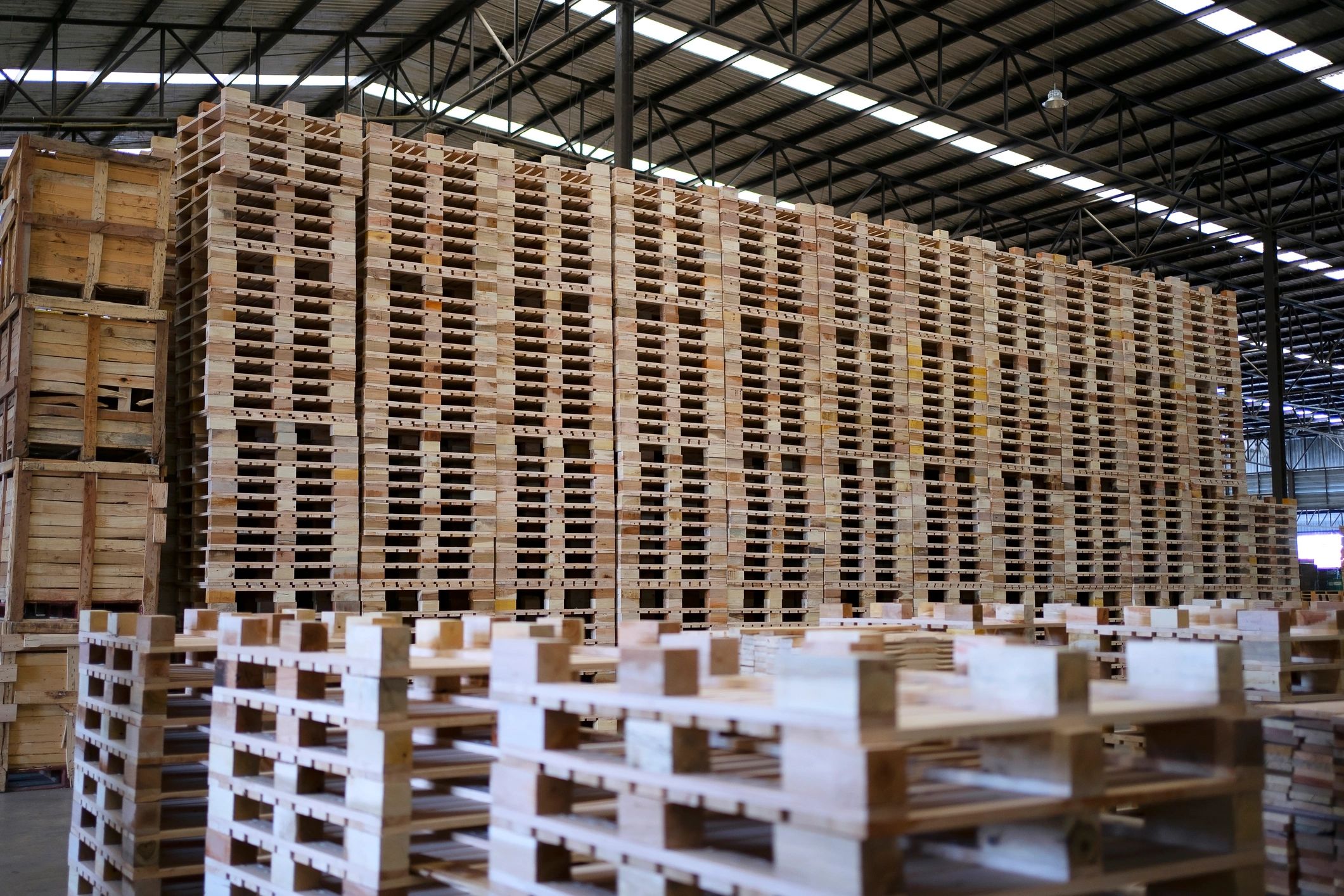 Operación industrial relacionada con manejo de tarimas y contención