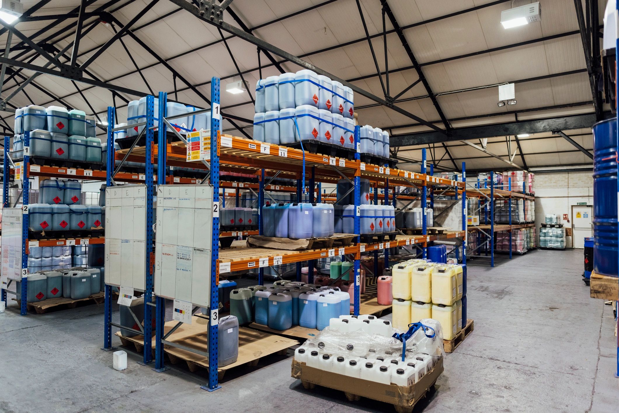 Contenedores plásticos en almacén industrial