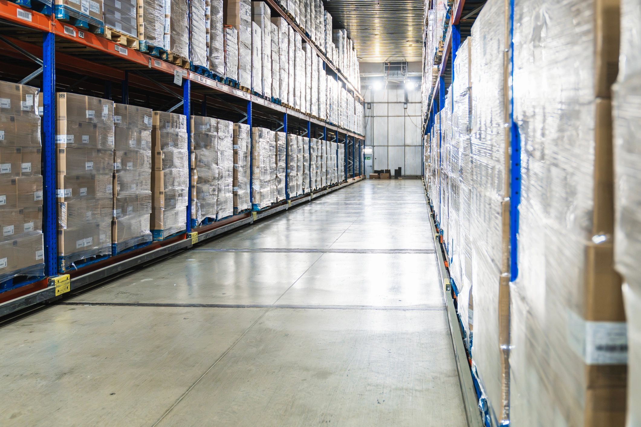 Tarimas y pallets en almacén logístico